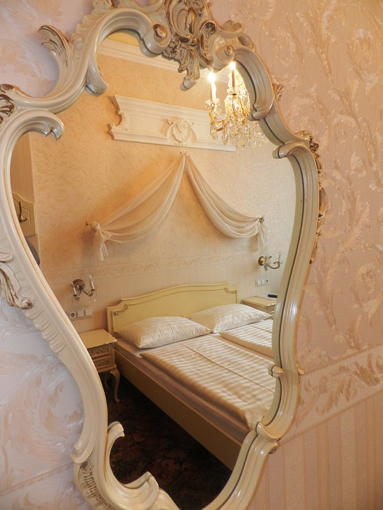 klasyczne lustra w drewnianej ramie