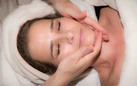 Jak prawidłowo wykonać masaż twarzy?