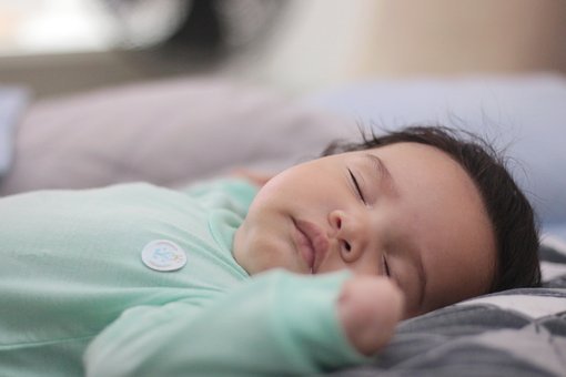 Poduszki sposobem na płaską główkę u niemowląt